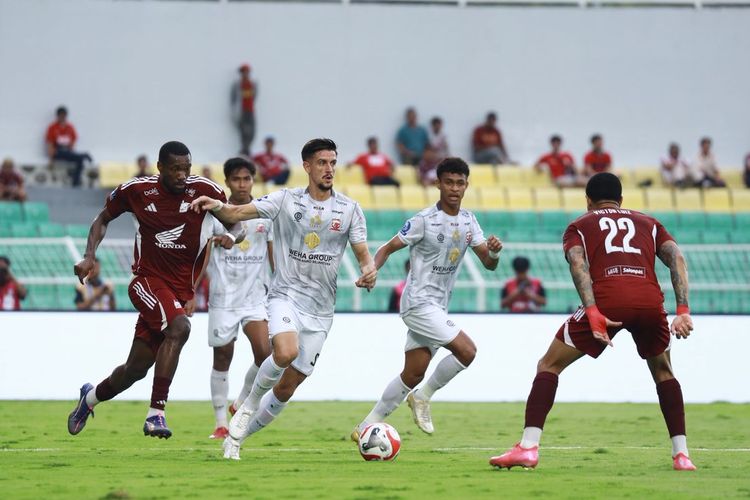 Kerim Palic menguasai bola dalam laga pekan ke-11 Super League 2025-2026 PSM Makassar vs Madura United di Stadion BJ Habibie, Parepare, Minggu (2/11/2025).