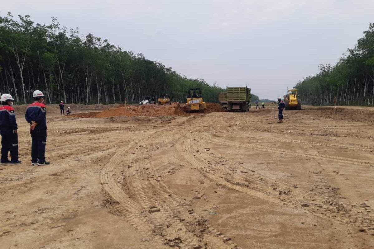 Pembangunan ruas tol Palembang-Betung di Kabupaten Banyuasin, Sumatera Selatan, Kamis (15/10/2020).