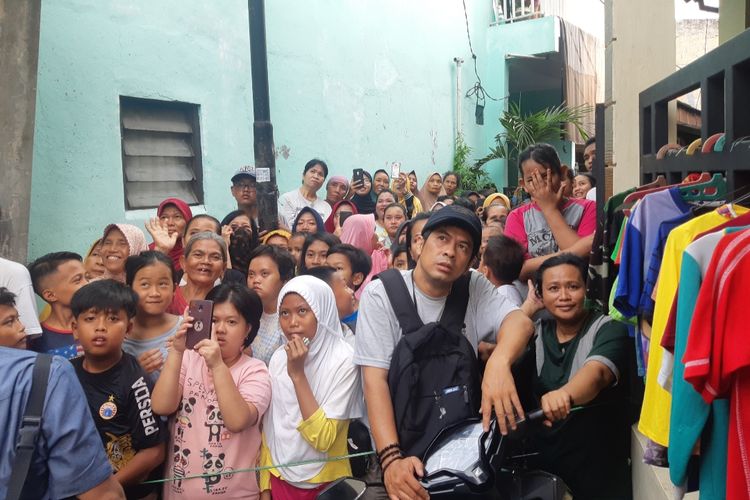 Warga antusias menonton rekontroksi kasus penganiayaan yang berujung kematian seorang balita di Jalan Haji Sanusi RT004/RW008 Kelurahan Duri Kepa, Kebon Jeruk, Jakarta Barat.