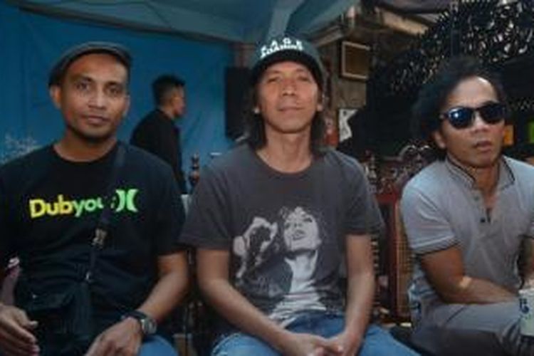 Tiga personel band Slank, (dari kiri ke kanan) Ivanka, Bimbim, dan Kaka, mengadakan kegiatan tes HIV bersama sejumlah penggemar Slank atau Slanker, di Markas Slank, Jalan Potlot III, Duren Tiga, Jakarta Selatan, Selasa (8/12/2015).