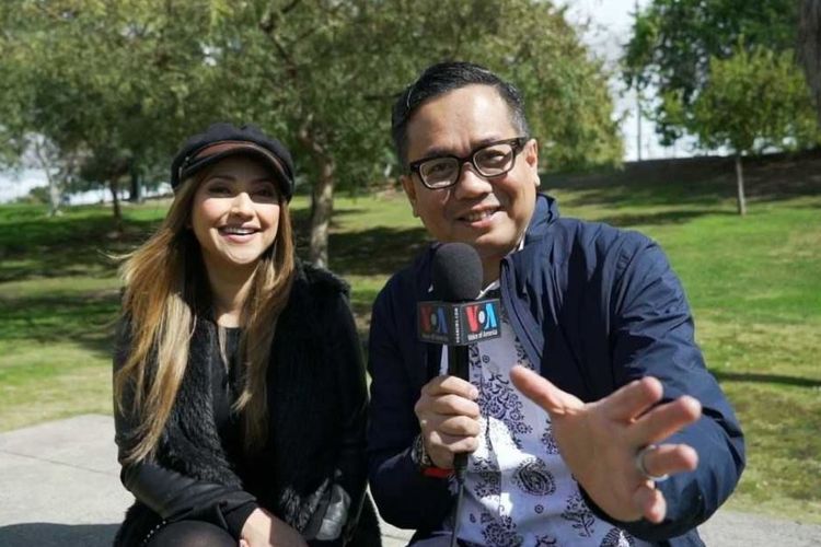 Sarah Azhari (kiri) diwawancara di Los Angeles, California, AS, oleh ian Umar dari VOA Indonesia.