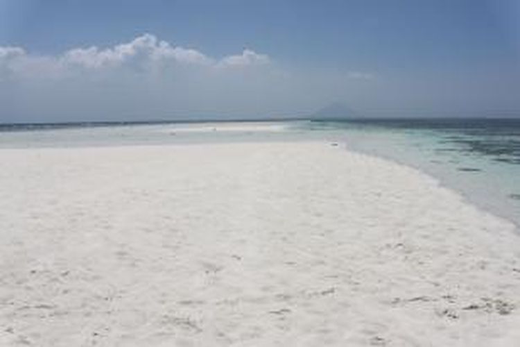 Pasir Timbul di Minahasa Utara. Hamparan pasir putih ini dapat terlihat  saat air laut sedang surut.