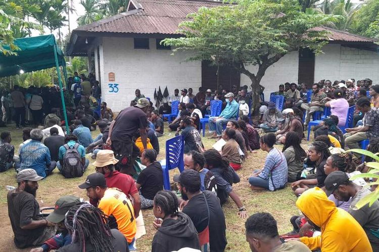 Ratusan warga saat berada di kediaman rumahnya almarhum Filep Karma di Dok V, Distrik Jayapura, Utara, Kota Jayapura, Selasa (1/11/2022).