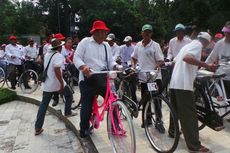 Ratusan Pesepeda Ontel Antar Jokowi-JK Daftar ke KPU