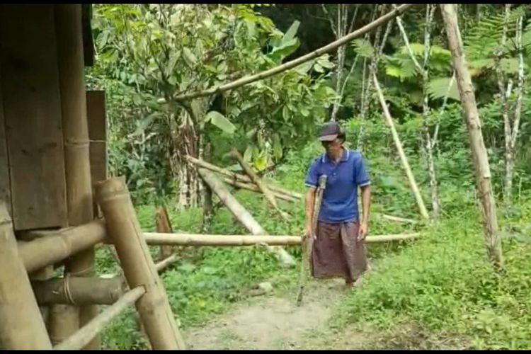 Ayah Berkaki Satu ini Berjuang Hidupi Anaknya yang Lumpuh Karena Disabilitas *** Local Caption *** Ayah Berkaki Satu ini Berjuang Hidupi Anaknya yang Lumpuh Karena Disabilitas