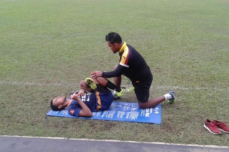 Goalkeeper Teja Paku Alam saat di beri terapi oleh salah satu official Sriwijaya fc belum lama ini