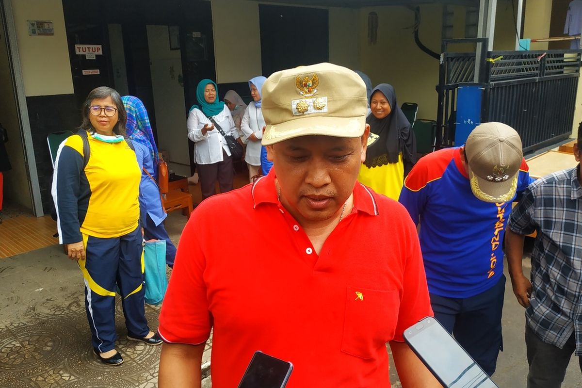 Wakil Wali Kota Bekasi, Tri Adhianto ditemui wartawan meninjau kondisi pascabanjir di Kelurahan Margahayu, Bekasi Timur, Rabu (8/1/2020).