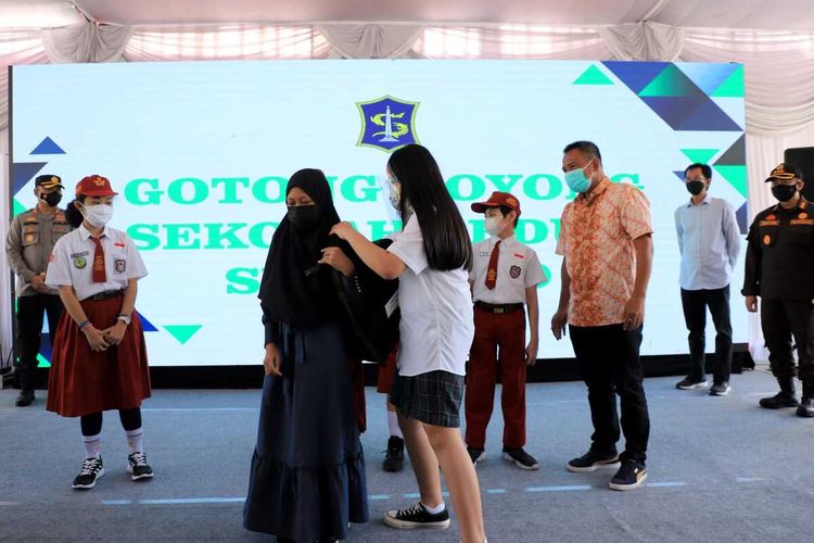 Prosesi Penyerahan Bantuan yang dilakukan oleh Gabungan Pelajar SD dan SMP yang tergabung dalam Orpes Kepada Wali Kota Eri Cahyadi di halaman Balai Kota Surabaya, Jumat (13/8/2021).