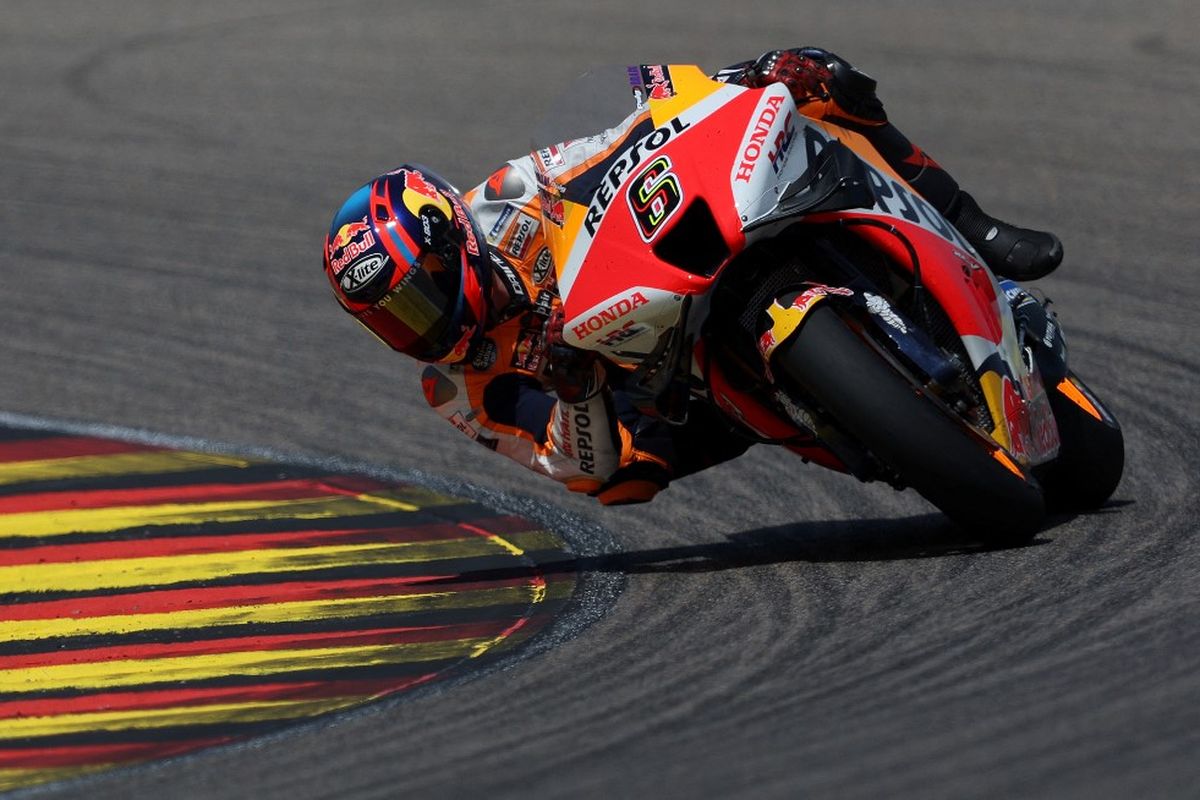 Stefan Bradl saat berlaga pada MotoGP Belanda 2022. (Photo by Ronny Hartmann / AFP)