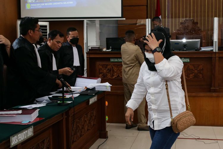 Susi, asisten rumah tangga Ferdy Sambo memberikan keterangan saat menjadi saksi sidang dengan terdakwa kasus pembunuhan berencana Nofriansyah Yosua Hutabarat (Brigadir J), Bharada Richard Eliezer Pudihang Lumiu (Bharada E) di Pengadilan Negeri Jakarta Selatan, Senin (31/10/2022).