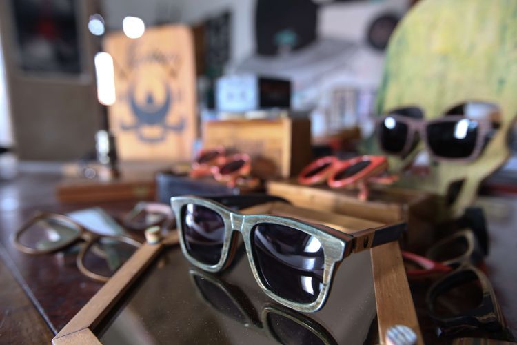 Kacamata kayu Kabau dipajang di workshop Kabau di Jakarta Timur, Kamis (24/9/2020). Kacamata kayu Kabau dibuat dengan memanfaatkan limbah bekas papan skateboard.