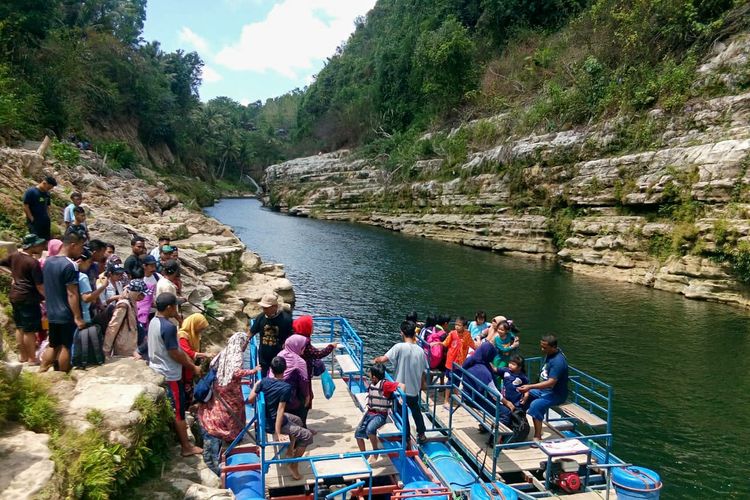 Tempat wisata Air Terjun Sri Gethuk di Gunungkidul, Yogyakarta.