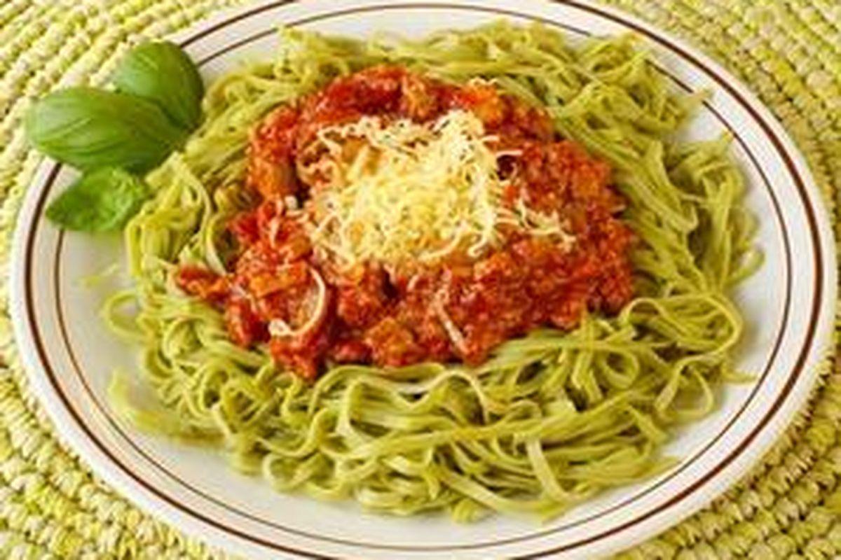 Pasta bayam jenis taglioni, dengan saus bolognese.