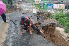 Tanah Bergerak, Jalan Provinsi di Sukabumi Nyaris Putus, Kendaraan Tak Bisa Melintas