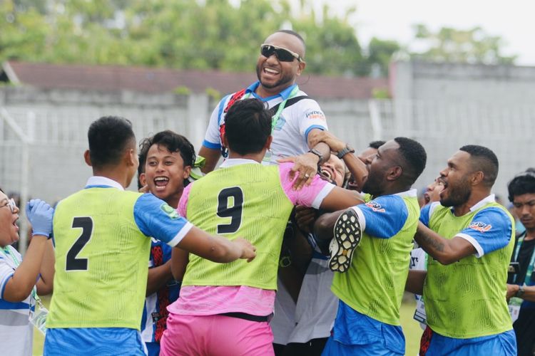 PSBS Biak meraih tiket Liga 1 musim depan dan melaju ke final Liga 2 2023-2024, manajer tim Yan Permenas Mandenas bersuka cita bersama pemain usai mengalahkan Persiraja Banda Aceh pada leg kedua semifinal dengan skor 4-0 di Stadion Cendrawasih Biak, Kamis (29/2/2024) sore. 
