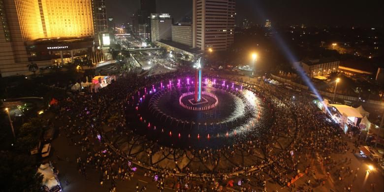 Warga Jakarta memadati Jalan MH Thamrin, Jakarta Pusat, Sabtu (21/6). Menyambut peringatan hari ulang tahun Jakarta ke 487, digelar Jakarta Night Festival, malam muda mudi di sepanjang Jalan MH Thamrin dan Monumen Nasional. Selain pertunjungan musik, acara dimeriahkan dengan penampilan wajah baru bundaran aur mancur patung selamat datang.

Kompas/Lucky Pransiska (UKI)
21-06-2014