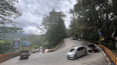 Berkenalan dengan Jalur Ekstrem Sitinjau Lauik, Tempat Rombongan Arteria Dahlan Berswafoto