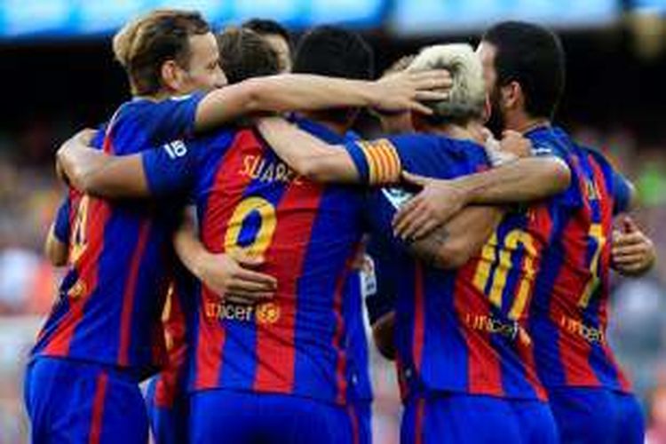 Para pemain Barcelona merayakan gol Lionel Messi ke gawang Real Betis pada partai La Liga di Stadion Camp Nou, 20 Agustus 2016.