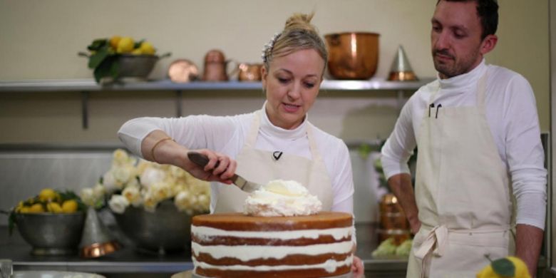 Claire Ptak, pemilik Violet Bakery dan Izaak Adams (head baker) tengah membuat kue pernikahan untuk Harry dan Meghan Markle. 