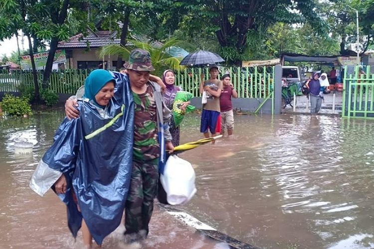 Anggota TNI 0710 Pekalongan Jawa Tengah mengevakuasi warga Kelurahan Tirto yang terdampak banjir.