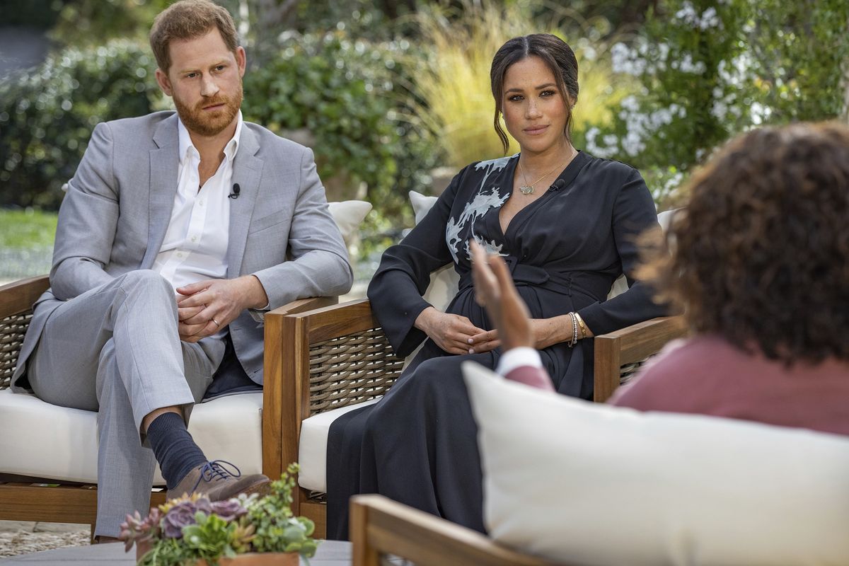 Gambar yang dirilis Harpo Productions memerlihatkan dari kiri Pangeran Harry, Meghan Markle, dan Oprah Winfrey. Wawancara Oprah with Meghan and Harry. A CBS Primetime Special disiarkan pada 7 Maret 2021 di Amerika Serikat.