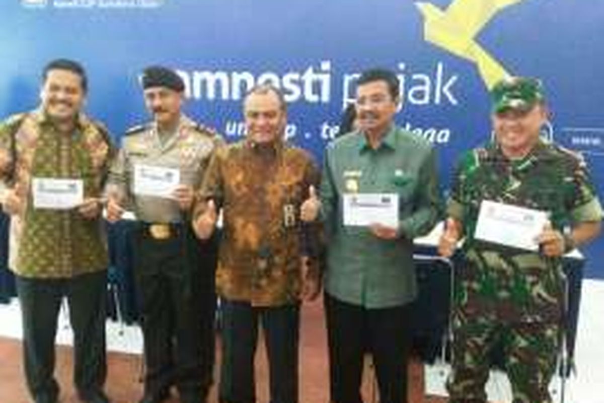 Gubernur Sumatera Utara (dua dari kanan) usai melaporkan SPH dalam rangka pengampunan pajak, Kamis (29/9/2016). 