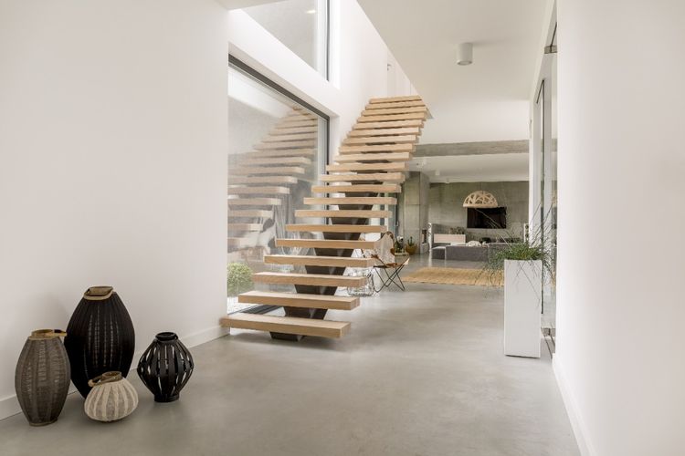 Tampilan tangga berbentuk lurus di rumah minimalis modern