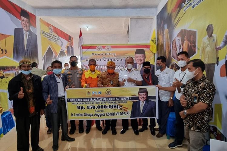 Anggota Komisi VII Dewan Perwakilan Rakyat (DPR) Fraksi Golkar Lamhot Sinaga meresmikan Rumah Aspirasi Lamhot Sinaga di Kabupaten Samosir, Sumatera Utara, Rabu (13/10/2021).