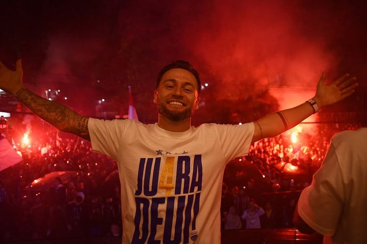 Kapten Persib Bandung Marc Klok sempat psimisi Persik Kediri akan kalah oleh Persebaya, sampai skor imbang, Maung Bandung berpesta rayakan gelar back to back di Bandung, Senin (5/5/2025). 