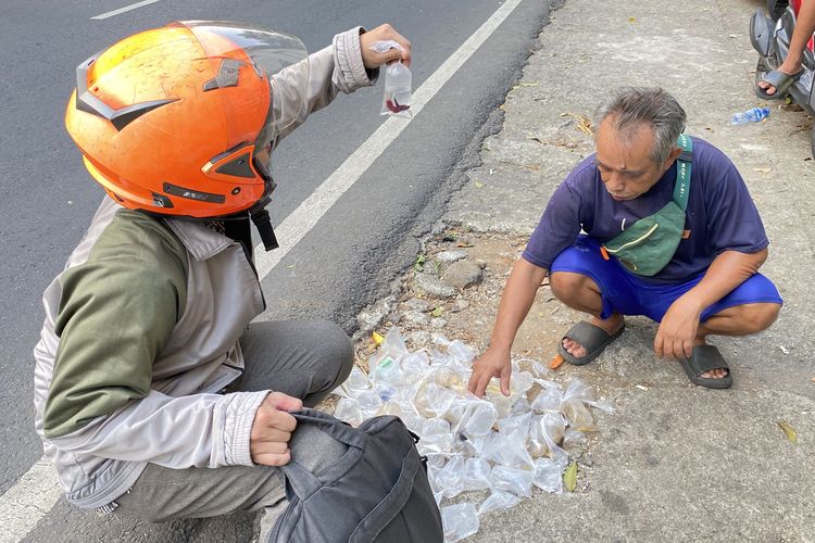 Dari Gang ke Gang, Pedagang Cupang Keliling Bertahan di Tengah Gempuran Marketplace
