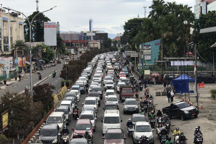 Kemacetan di Jalan Margonda Raya, Depok, Jawa Barat pada Minggu (5/12/2021) siang.