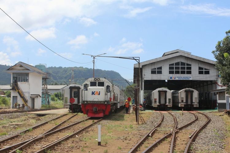 Proses perawatan kereta api di Dipo Ketapang 