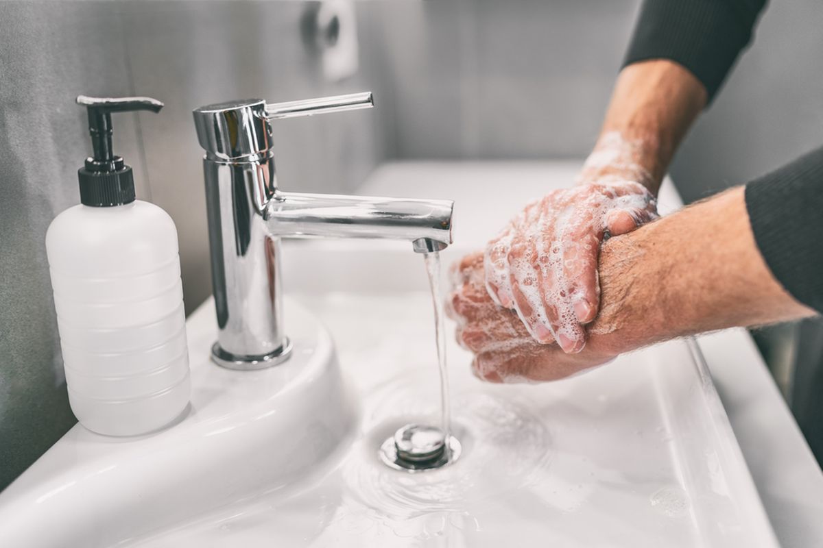 Ilustrasi cuci tangan untuk tetap menjaga kebersihan. 