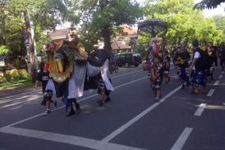 Ngelawang adalah tarian barong yang diiringi dengan gamelan khas Bali dengan tujuan melepaskan pengaruh jahat dalam diri manusia setelah merayakan Hari Galungan yang dimaknai dengan hari kemenangan kebaikan melawan kejahatan.