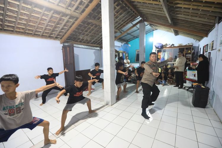 Kisah Briptu Adi Qori, Polisi Penari Lestarikan Budaya di Tengah Tantangan 