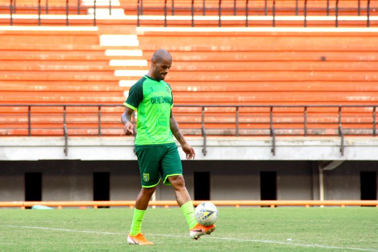 David da Silva, pemain asing Persebaya Surabaya yang akan bergabung saat putaran kedua Liga 1 2019 latihan perdana di Stadion Gelora Bung Tomo Surabaya, Jawa Timur, Senin (05/08/2019) sore.