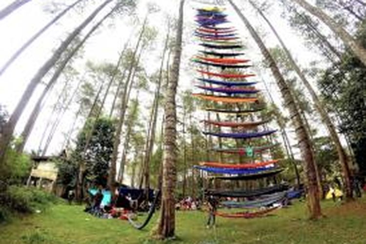 Susunan Hammock Tower sebanyak 30 tingkat di Bumi Perkemahan Down Hill Cikole, Lembang, Jawa Barat, Minggu (7/6/2015). Dengan sususan 30 tingkat ini, rekor Hammock Tower dipecahkan oleh Indonesia. 