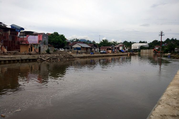 Pekerjaan normalisasi Sungai Tondano di Sulawesi Utara, Rabu (15/11/2017).