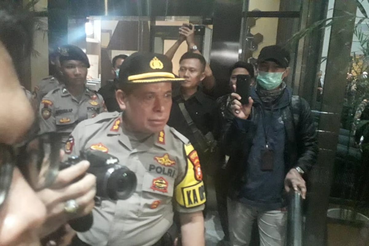 Kapolsek Setiabudi, Ajun Komisaris Besar Tumpak Simangunsong sempat berdebat dengan peserta masa aksi di gedung KPK, Kuningan, Jakarta Selatan, Selasa (19/7/2019)