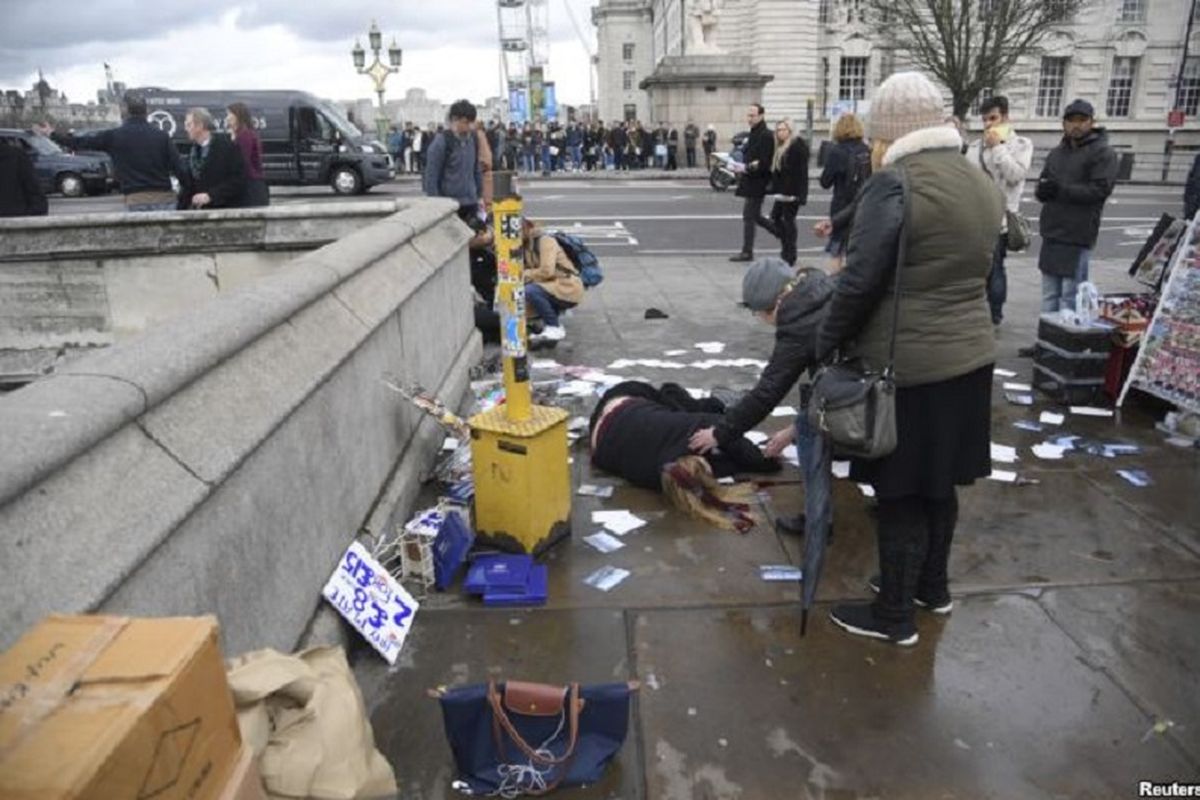 Seorang perempuan yang terluka setelah insiden penembakan di jembatan Westminster di London, Inggris, Rabu (22/3/2017).
