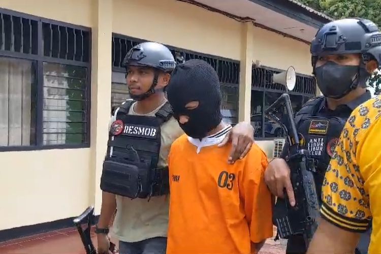 Setelah buron selama dua bulan, Satreskrim Polres Baubau berhasil menangkap pelaku pelemparan bom molotov inisial RD (21) terhadap ayah dan kedua adiknya di Kota Baubau Sulawesi Tenggara. Pelaku RD ditangkap di tempat persembunyiannya yakni sebuah rumah kos di Kota Kendari.