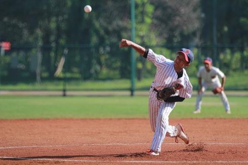 Cara Melakukan Lemparan Atas dalam Softball