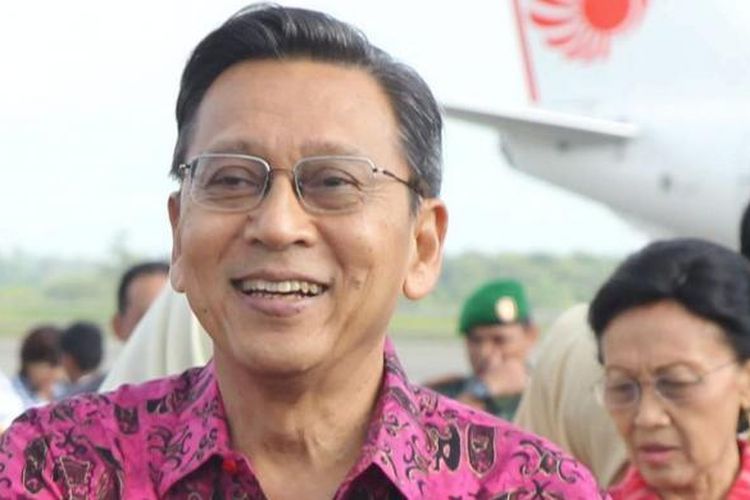 Wakil Presiden Boediono beserta Ny Herawati Boediono (kanan) dan Menteri Dalam Negeri Gamawan Fauzi (kiri) didampingi Gubernur Sumatera Barat Irwan Prayitno (kedua dari kiri) setibanya di di Bandara Minangkabau, Padang, Sumatera Barat, Sabtu (8/6). Dalam kunjungan kerja tersebut, Wapres bertemu dengan Muspida setempat, tokoh masyarakat dan agama serta perwakilan pelajar penerima bantuan siswa miskin (BSM).