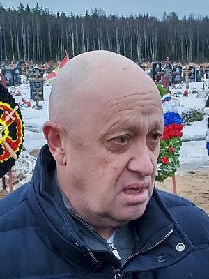Pemimpin Grup Wagner Yevgeny Prigozhin menghadiri pemakaman Dmitry Menshikov, seorang kombatan dari grup Wagner yang tewas dalam operasi khusus di Ukraina, di pemakaman Beloostrovskoye di luar St Petersburg, Rusia, Sabtu (24/12/2022)