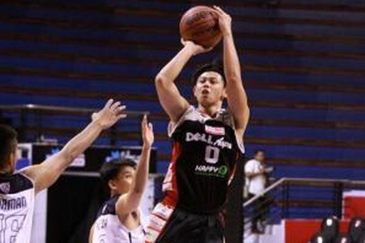 Pemain Dell Aspac Jakarta, Okiwira Sanjaya melakukan fade away jump shoot saat bertanding melawan Satya Wacana Metro LBC Bandung dalam lanjutan turnamen pramusim National Basketball League (NBL) 2013, di DBL Arena Surabaya, Selasa (24/9/2013).