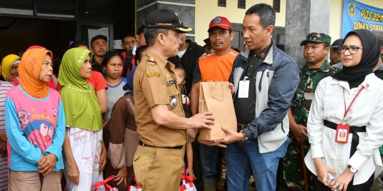 Kepala Sekretariat Presiden Heru Budi Hartono, mewakili Presiden Joko Widodo, menyerahkan paket bantuan Presiden kepada masyarakat terdampak bencana longsor dan banjir bandang di Kecamatan Sukajaya, Kabupaten Bogor, MInggu (5/1) siang.
