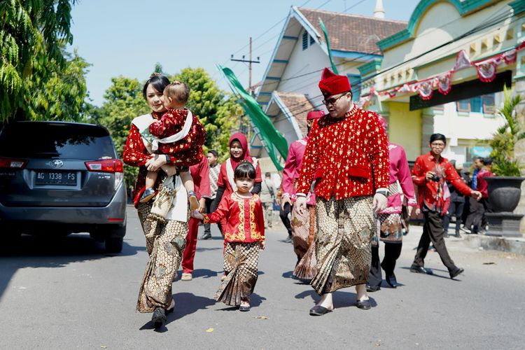 Bupati Kediri Hanindhito Himawan Pramana atau akrab disapa Mas Dhito mengenakan pakaian adat Kabupaten Kediri saat menghadiri upacara kemerdekaan RI.