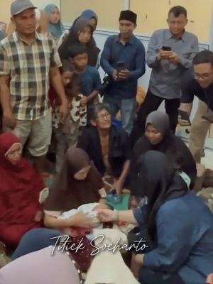 Titiek Soeharto bersama Didit Prabowo meninjau korban banjir Aceh, memberi logistik dan semangat untuk para pengungsi di Pidie Jaya.
