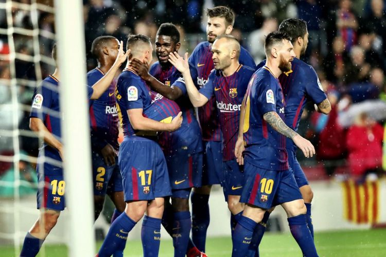 Para pemain Barcelona merayakan gol Paco Alcacer pada pertandingan La Liga kontra Sevilla di Camp Nou, Sabtu (4/11/2017).