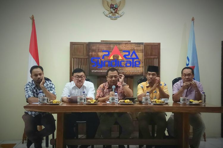 Kiri ke Kanan: Peneliti ICW Donal Fariz, Anggoyta Komisi III Fraksi PDI-P Eddy Kusuma Wijaya, Moderator Ari Nurcahyo, Direktur Eksekutif Lingkar Madani (Lima) Ray Rangkuti, dan Koordinator Formappi Sebastian Salang dalam diskusi di bilangan Kebayoran Baru, Jakarta Selatan, Jumat (5/5/2017).